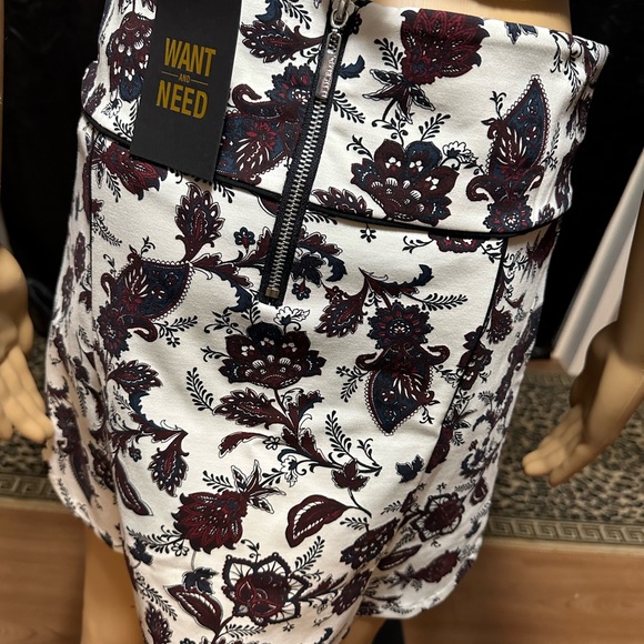 Very cool mini skirt. Nice heavy fabric with lines so panties don’t show. NWT - Picture 3 of 11